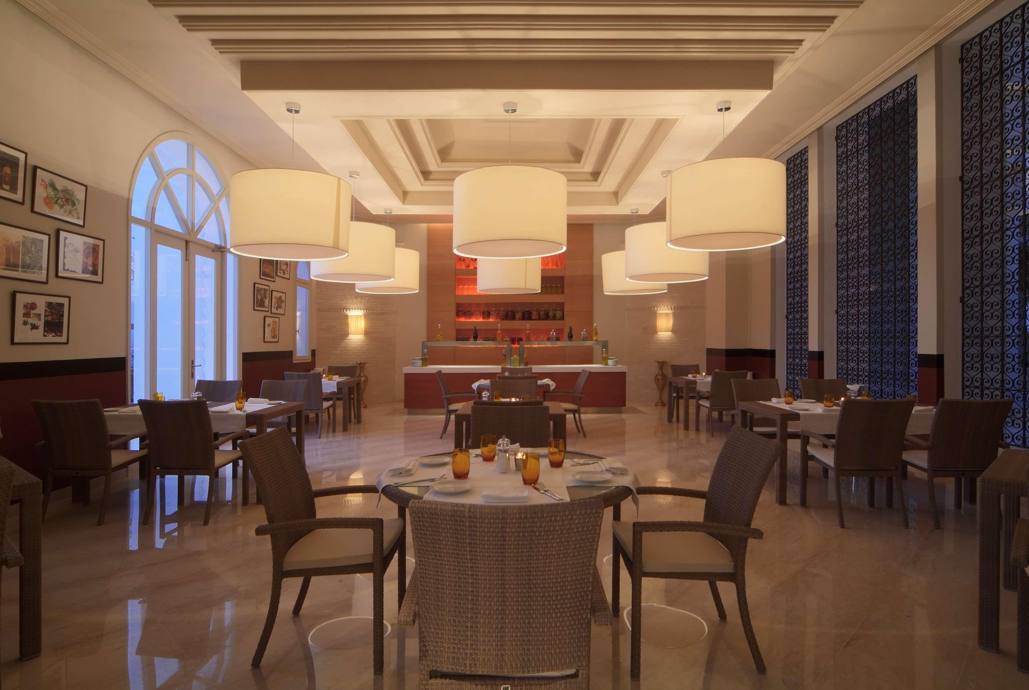 杰尔巴皇宫丽笙度假酒店及海水浴 迈来亚 餐厅 照片 The restaurant