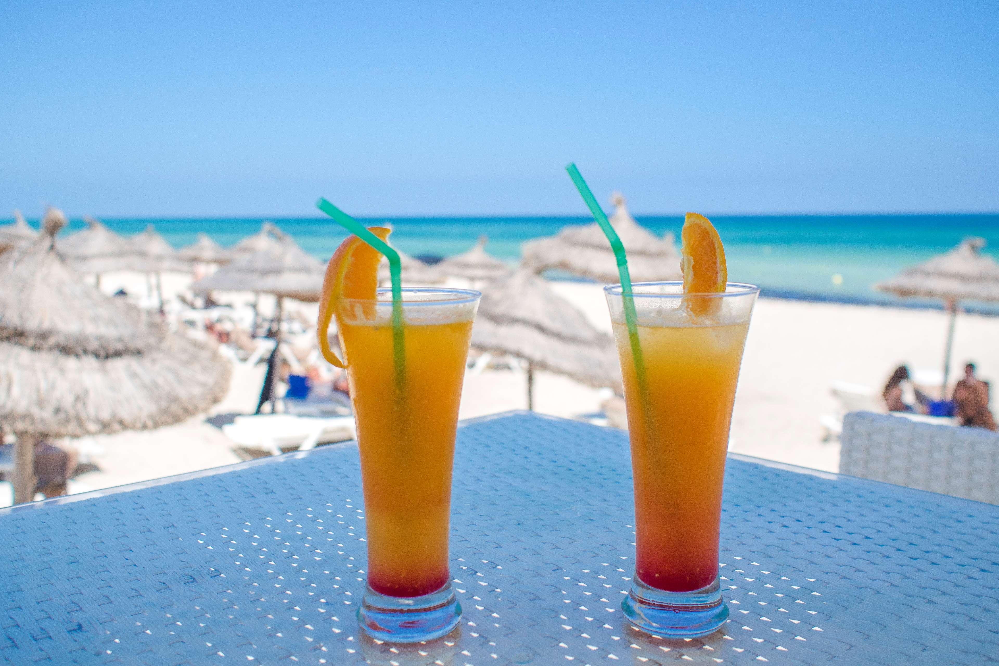 杰尔巴皇宫丽笙度假酒店及海水浴 迈来亚 外观 照片 Two tequila sunrises