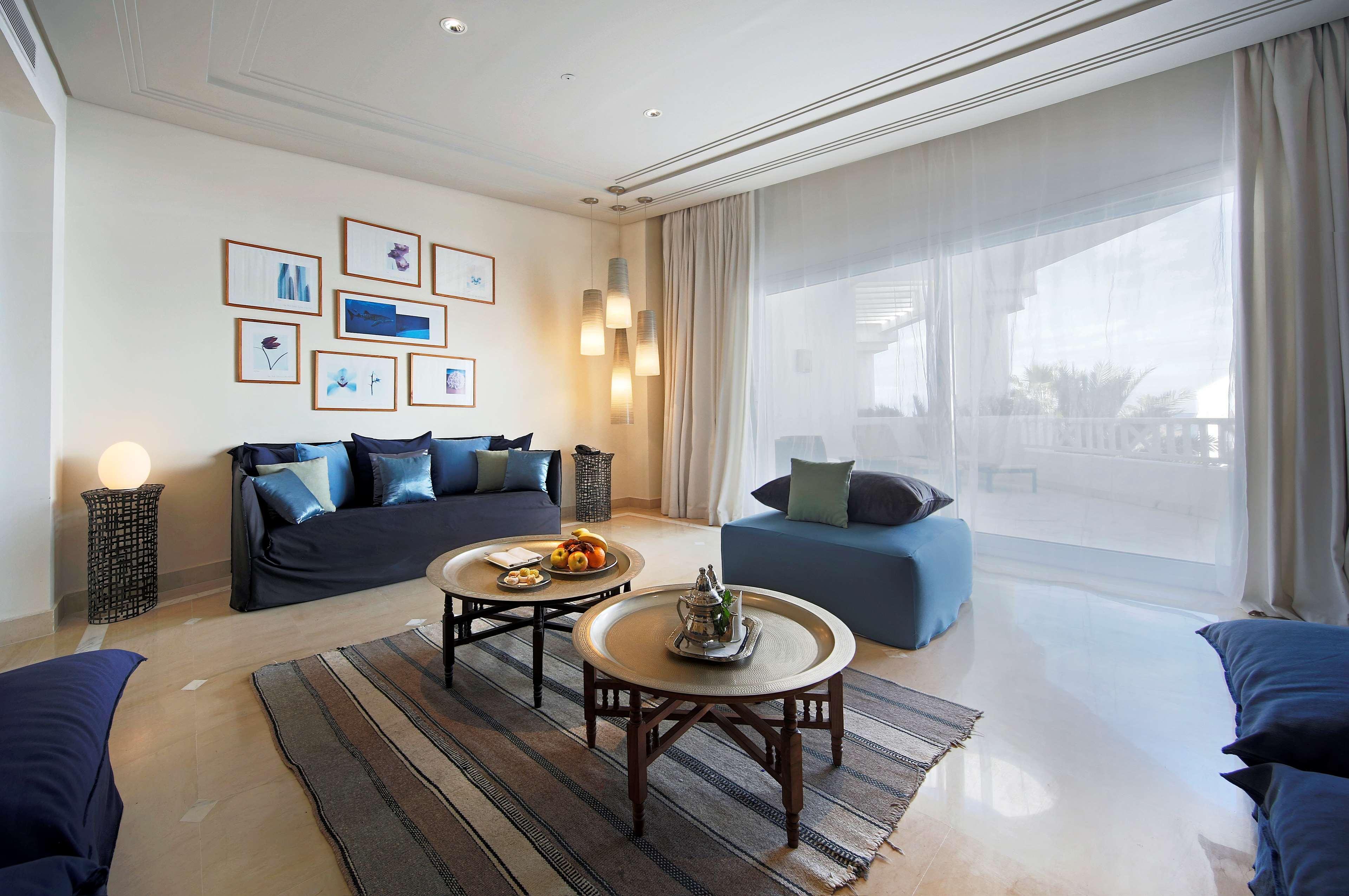 杰尔巴皇宫丽笙度假酒店及海水浴 迈来亚 外观 照片 A living room at the Ritz-Carlton, Bahrain