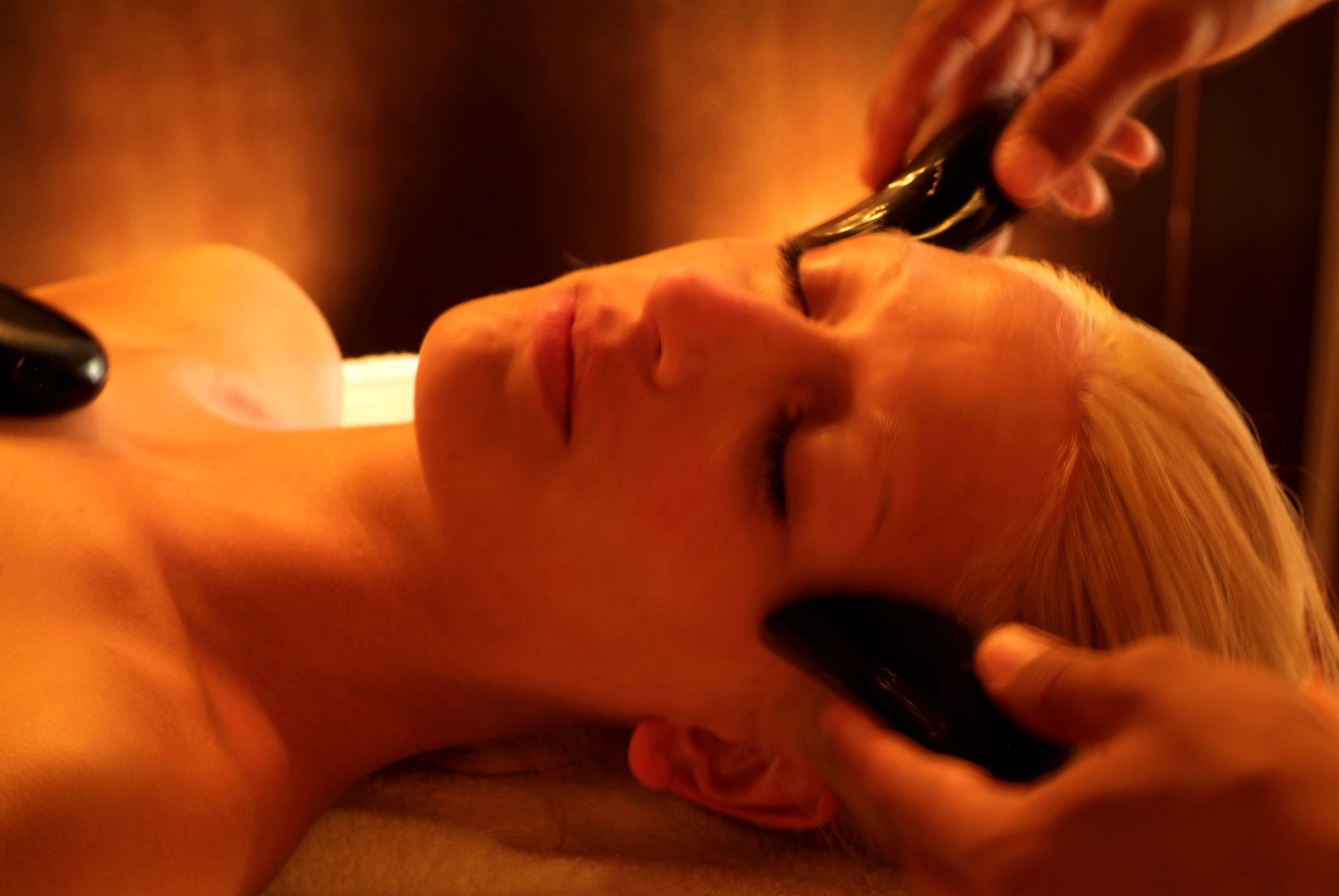 杰尔巴皇宫丽笙度假酒店及海水浴 迈来亚 外观 照片 A woman receiving a facial stone massage