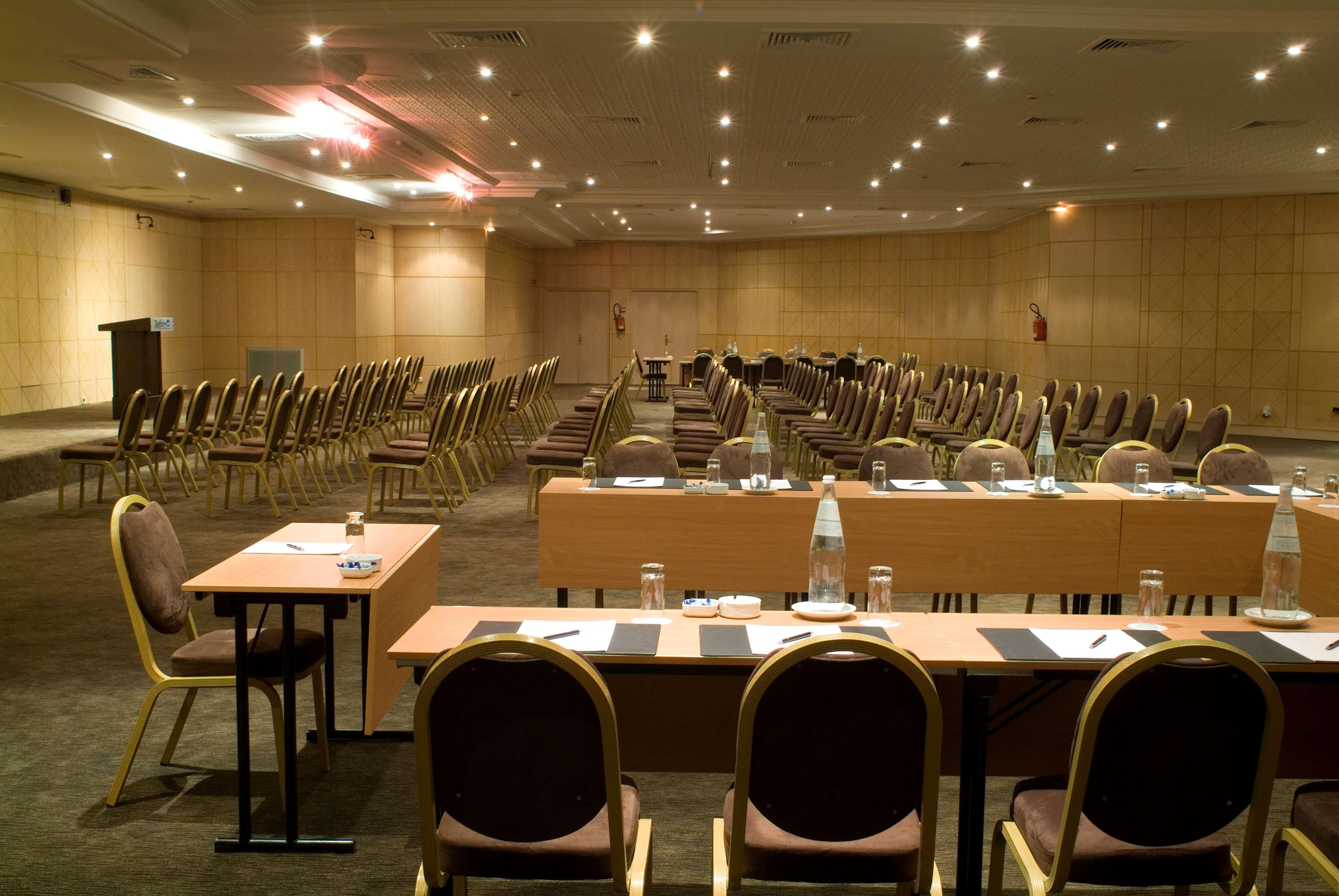 杰尔巴皇宫丽笙度假酒店及海水浴 迈来亚 外观 照片 The conference room of the European University