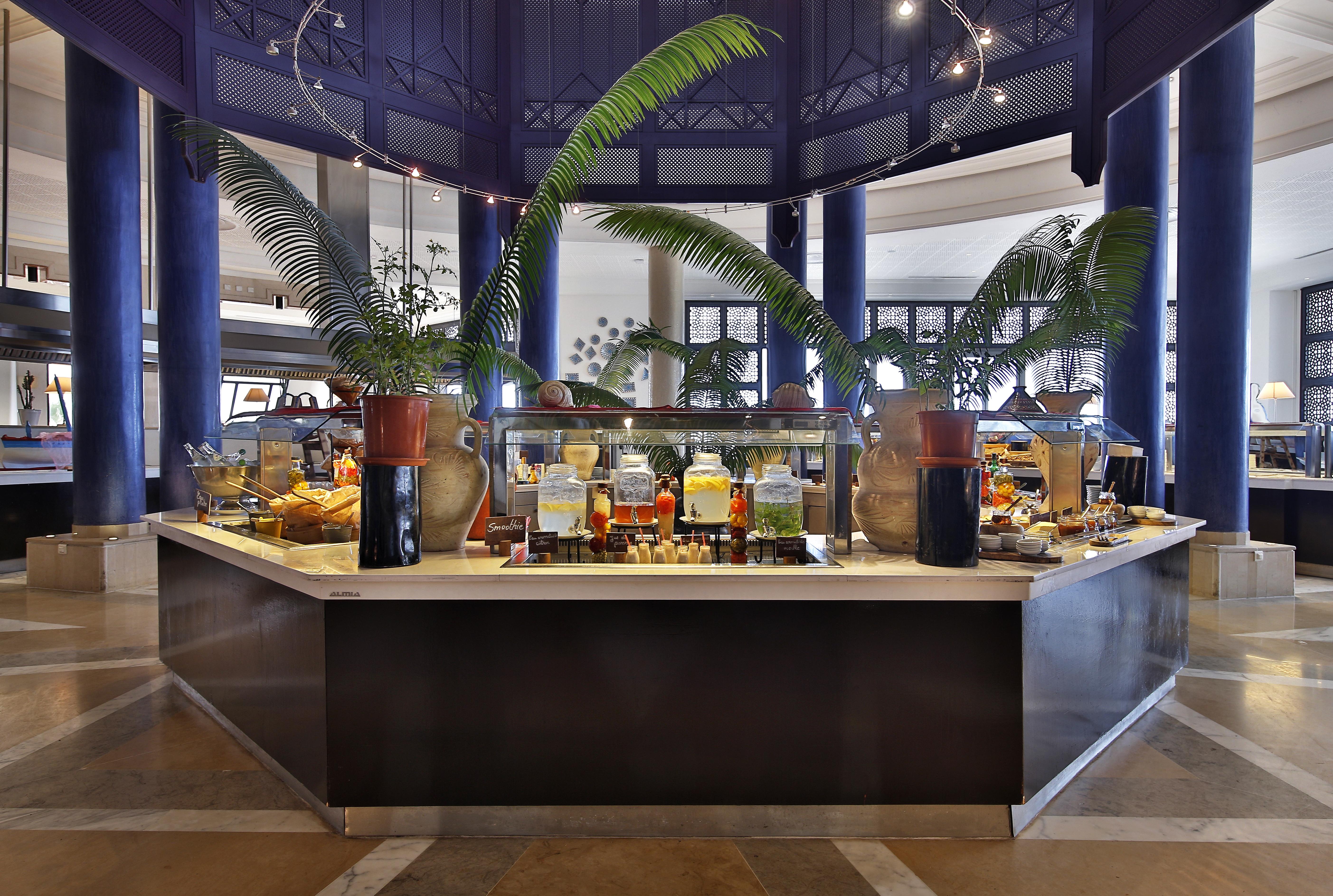 杰尔巴皇宫丽笙度假酒店及海水浴 迈来亚 外观 照片 A buffet at a hotel