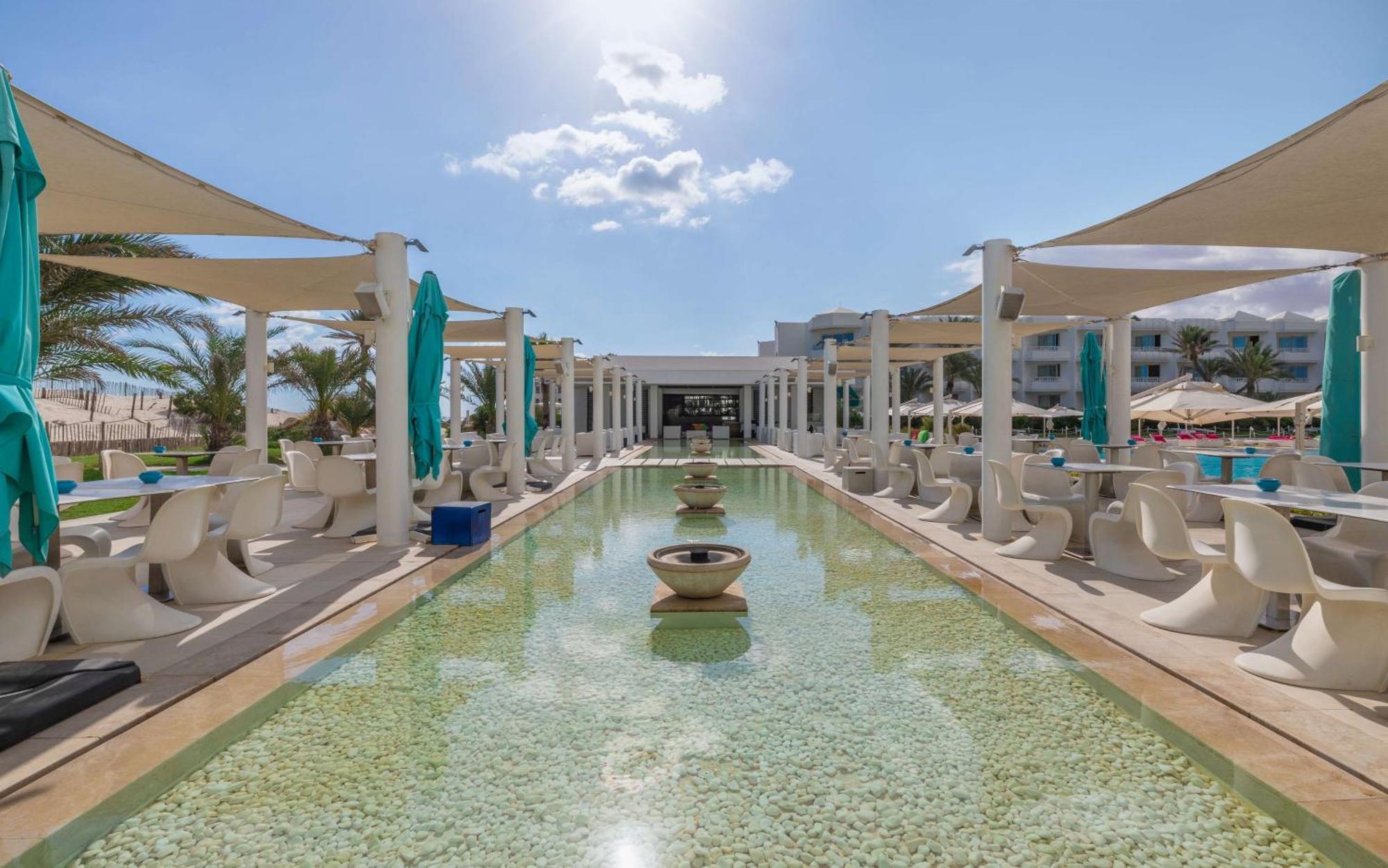 杰尔巴皇宫丽笙度假酒店及海水浴 迈来亚 外观 照片 The resort's main pool