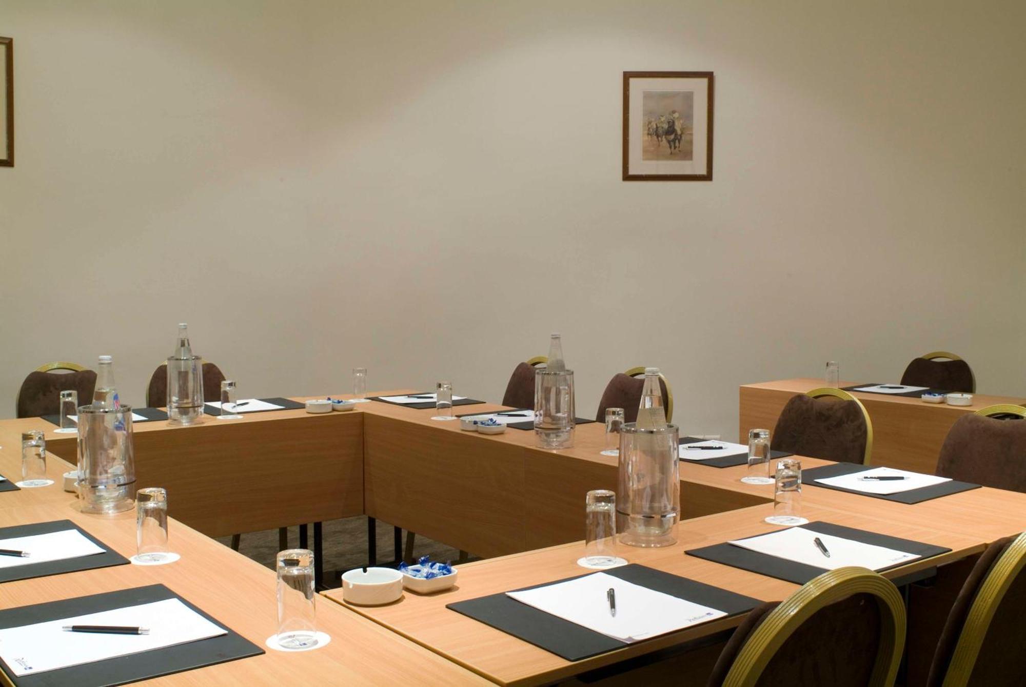 杰尔巴皇宫丽笙度假酒店及海水浴 迈来亚 外观 照片 A meeting room at the hotel